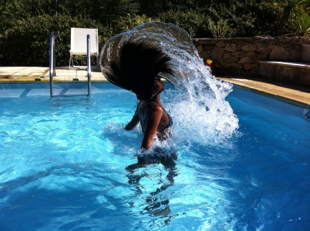 Avec piscine.