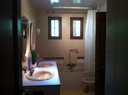 Avec accès salle de bain