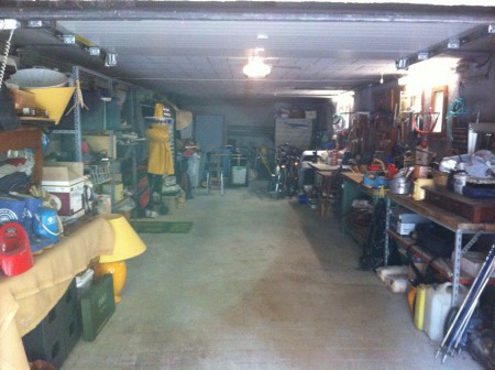 Garage- atelier  pouvant contenir 2 voitures